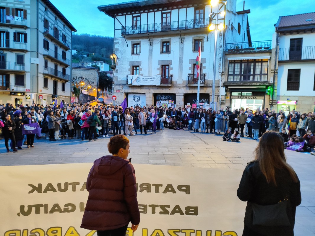 Martxoaren 8a dela eta adierazpen instituzionala onartu dute bi udal taldeek